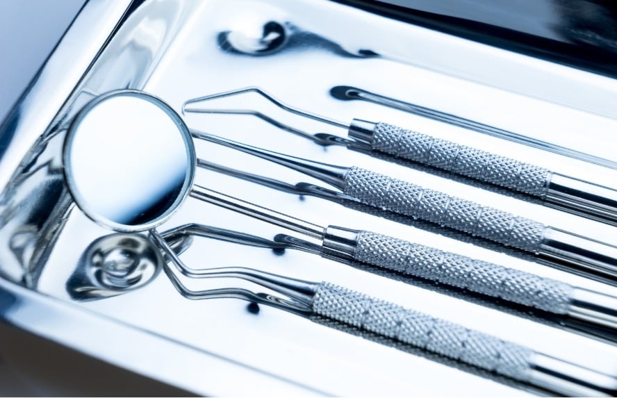 La plaque et le tartre : des menaces à la santé des gencives 